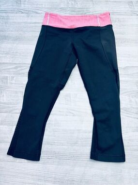 lululemon athletica Black Capri Leggings with Pink Waistband Size Medium 6